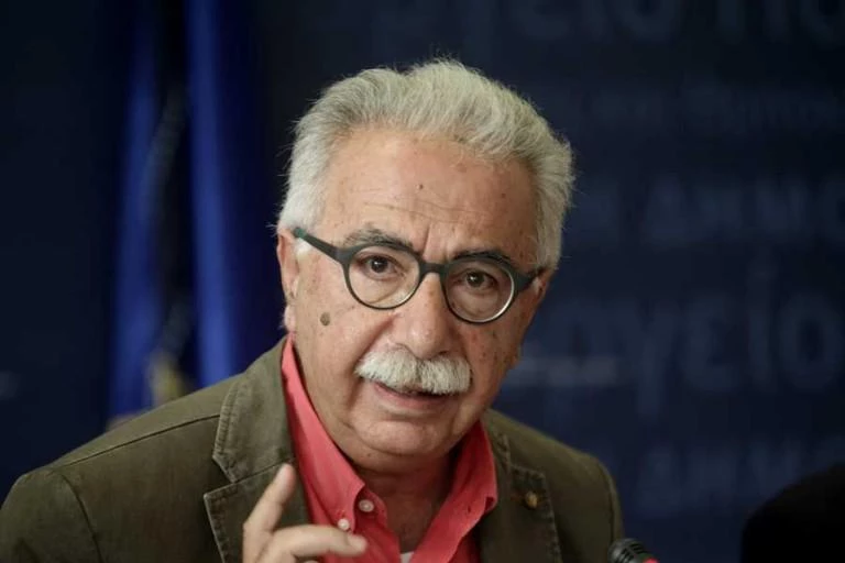 Επεισόδια έξω από το υπουργείο παιδείας – Εκπαιδευτικοί πηδάνε τα κάγκελα (βίντεο)